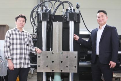 Dr. Yongjin Kim, Principal Researcher (right), and Senior Researcher Dr. Young-ki Kim (left) with the automated mooring system.