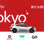 Waymo 在东京的公路旅行的图形，展示了一辆 Waymo 汽车，背景为红色。