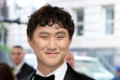 一位身着燕尾服的亚裔男性