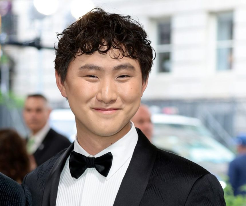 一位身着燕尾服的亚裔男性