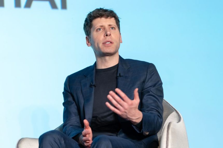 Sam Altman在东京一场名为“通过人工智能改变商业”的活动上与软银集团首席执行官孙正义对话。