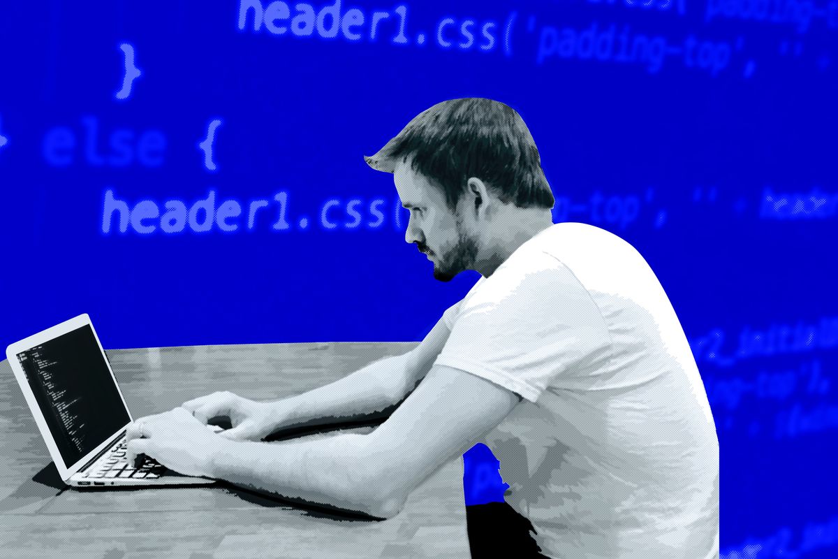 程序员在电脑前编程