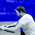 程序员在电脑前编程