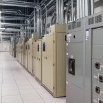 工业服务器机房，灰色机柜，复杂的顶部管道