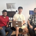 三人合影。从左到右：米德洪·丹达穆迪、爱德华·田和罗伯特·尼古拉伊迪斯。