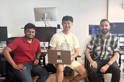 三人合影。从左到右：米德洪·丹达穆迪、爱德华·田和罗伯特·尼古拉伊迪斯。