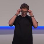 Meta Connect 2025发布会上，马克·祖克柏亲自展示Ray-Ban Display智慧眼镜