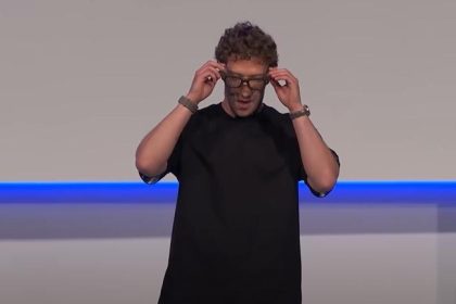 Meta Connect 2025发布会上，马克·祖克柏亲自展示Ray-Ban Display智慧眼镜