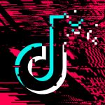 一名女子在手机上使用TikTok应用