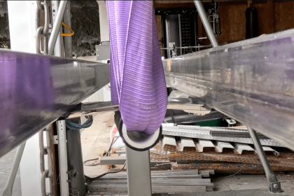 iPhone Air 极薄机身与弯曲测试