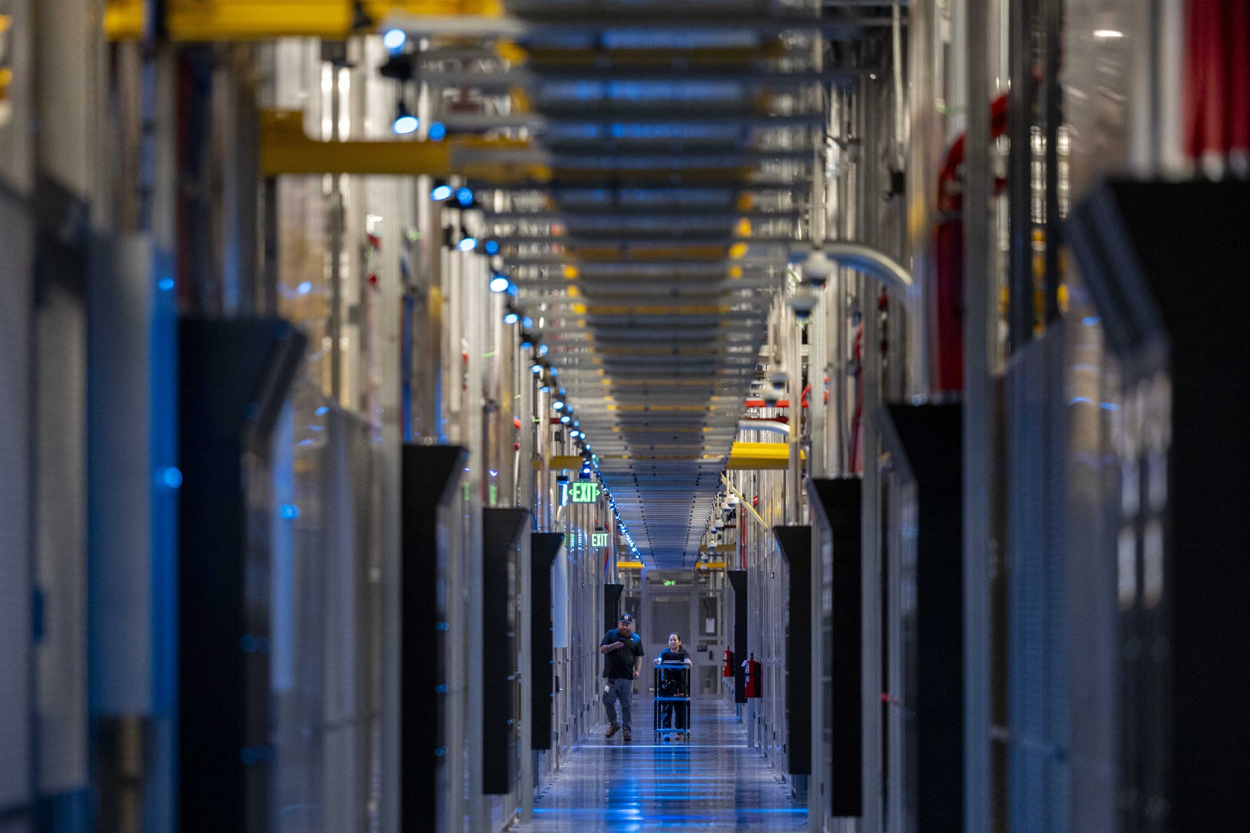 2024年5月9日，人们在美国弗吉尼亚州阿什本的Equinix数据中心走廊里行走。图片来源：Getty Images