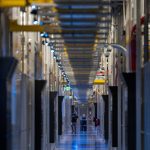 2024年5月9日，人们在美国弗吉尼亚州阿什本的Equinix数据中心走廊里行走。图片来源：Getty Images