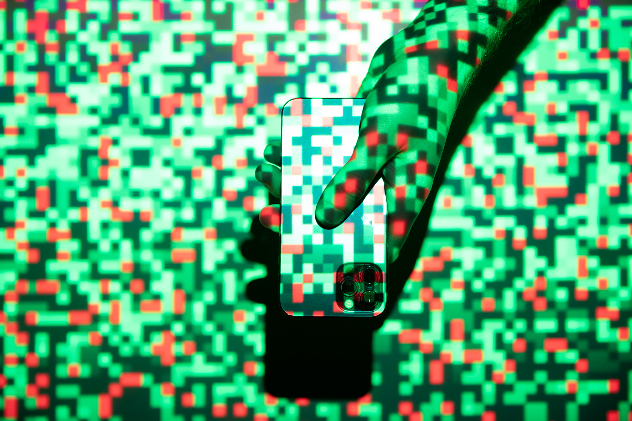 一张图片，描绘了某种身份验证或审查场景，可能与“请出示证件”的互联网主题相关