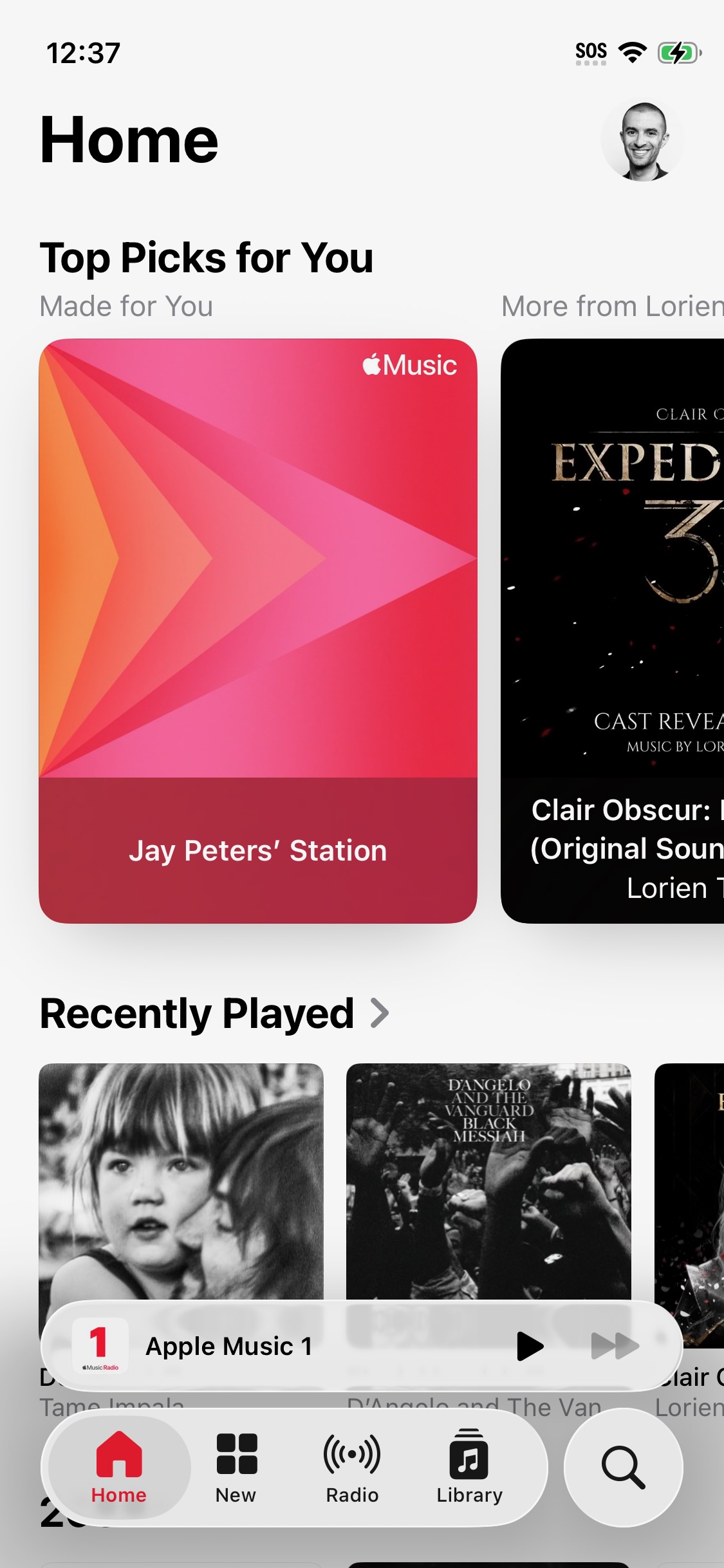 Apple TV应用Liquid Glass效果对比图 - 着色版