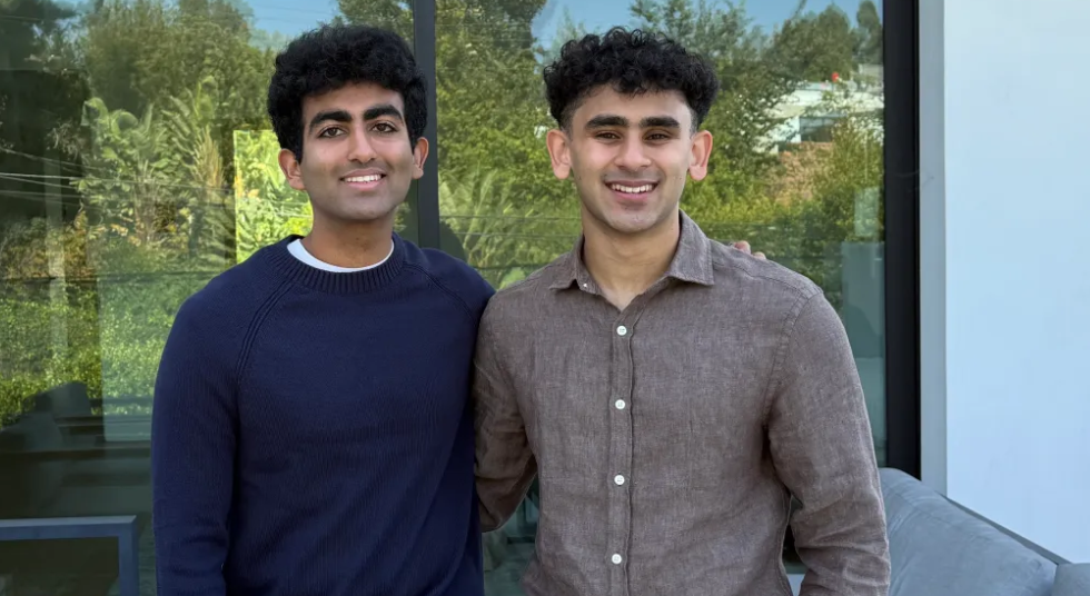 Turbo AI的两位年轻创始人Rudy Arora（左）和Sarthak Dhawan（右）