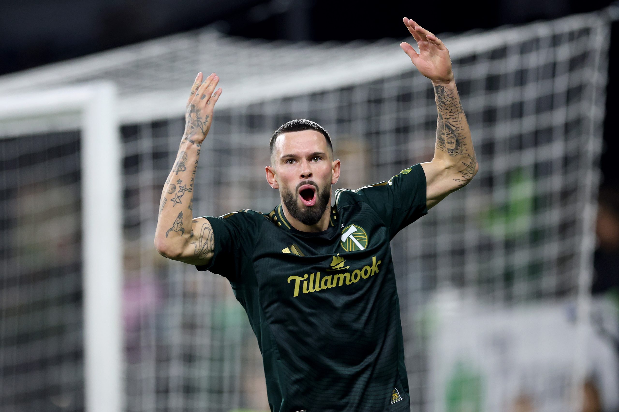 MLS足球比赛现场，球迷热情高涨