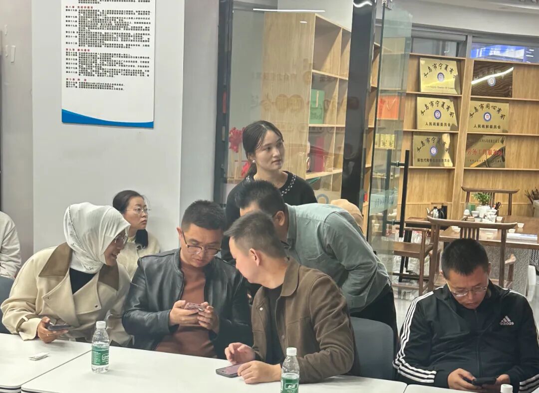 浙江义乌宁夏商会活动现场，与会者交流钉钉AI功能