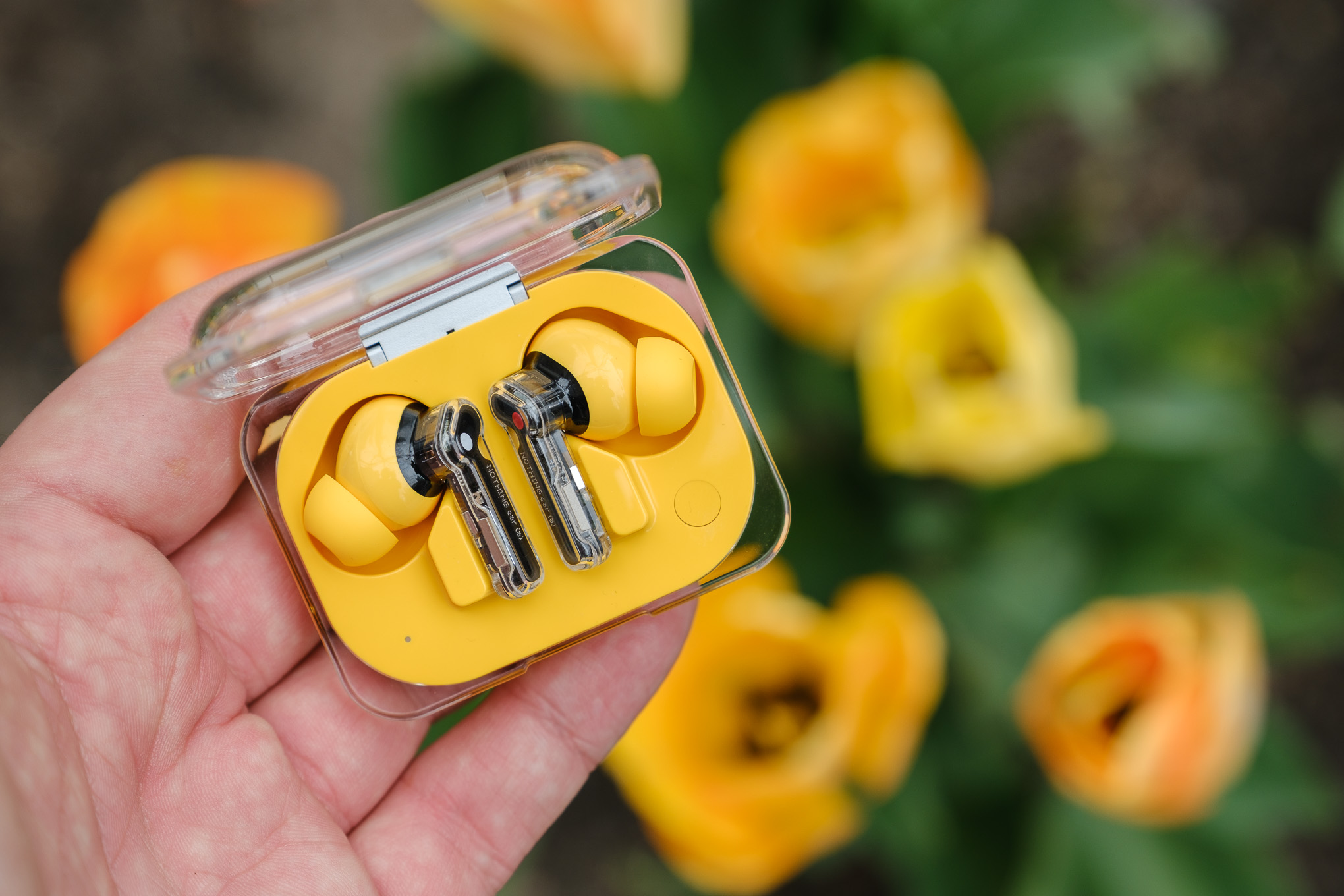 Nothing Ear (a) 亮黄色无线耳机特写